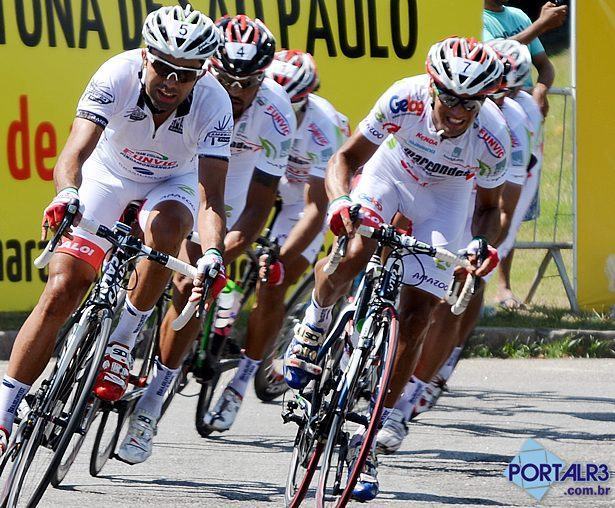 Magno Nazaret (esq.) disputou a Copa América de Ciclismo, com a camiseta de líder do ranking America Tour