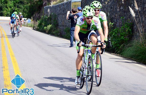 Momento em que André e Bulgarelli assumem a liderança na etapa. (Foto: Luis Claudio Antunes/PortalR3)