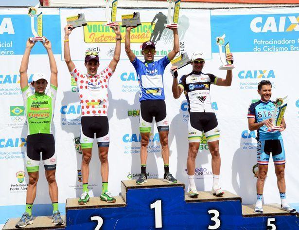 Pódio da segunda etapa com três atletas de São José dos Campos, um da DataRo e um da Star Cycling. (Foto: Luis Claudio Antunes/PortalR3)