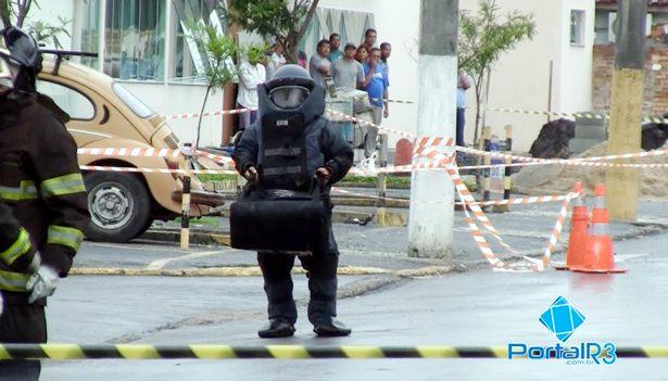 Policial do GATE removendo restos de explosivo em Pindamonhangaba. (Foto: PortalR3)