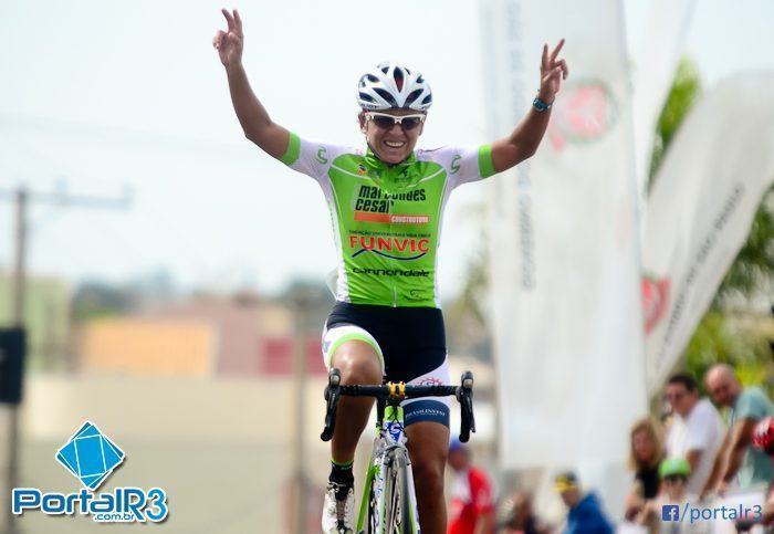 Fernanda Souza comemora sua primeira vitória na Prova Ciclística 1º de Maio. (Foto: Luis Claudio Antunes/PortalR3)