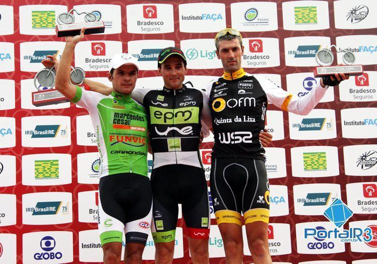 Pódio da 1ª etapa do Tour do Rio, com Sevilla, Veloso e Bozó. (Foto: Ciclismo SJC)