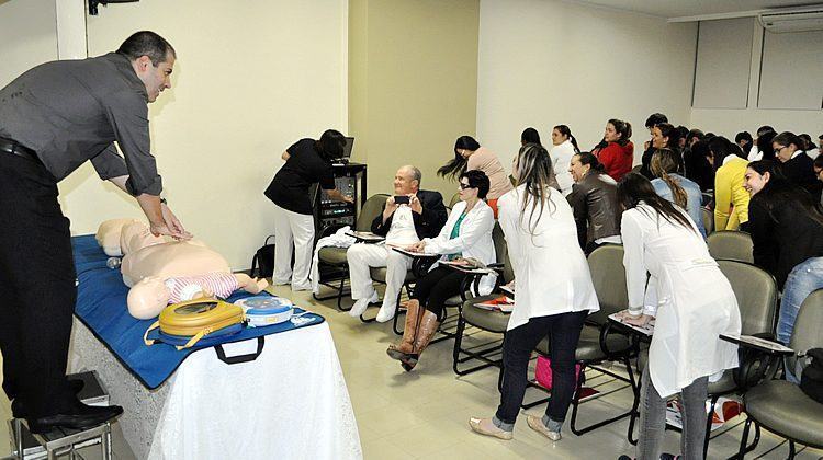 Dr. Rodrigo Correia Coaglio durante dinâmica de reanimação com a Comunidade. (Foto: divulgação/HR)