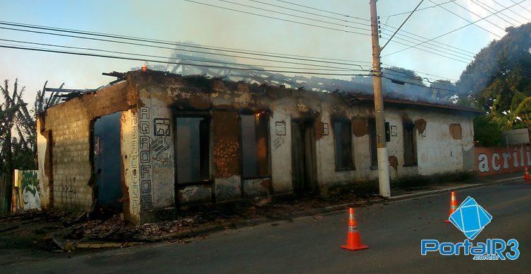 Casa foi consumida pelas chamas. (Foto: PortalR3)