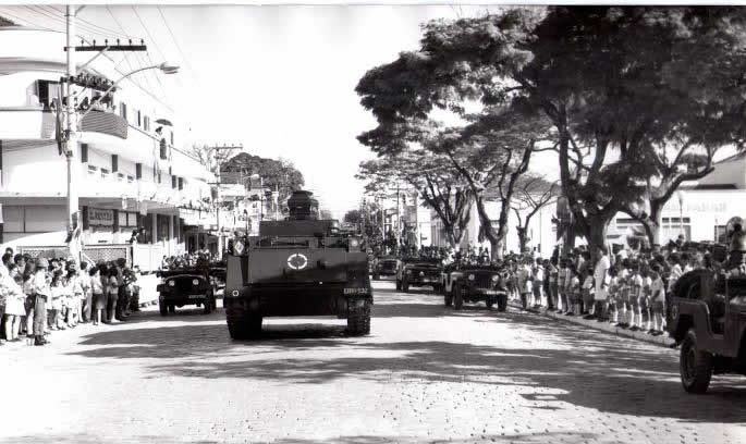 Desfile com os Despojos sobre o tanque de guerra, ladeado por vários outros veículos do Exército. (Foto: reprodução/Arquivo Dr. Francisco Piorino)