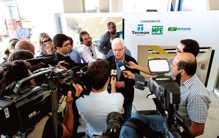 Ministro Moreira Franco durante entrevista no aeroporto de São José dos Campos. (Foto: Fernando Noronha/PortalR3)