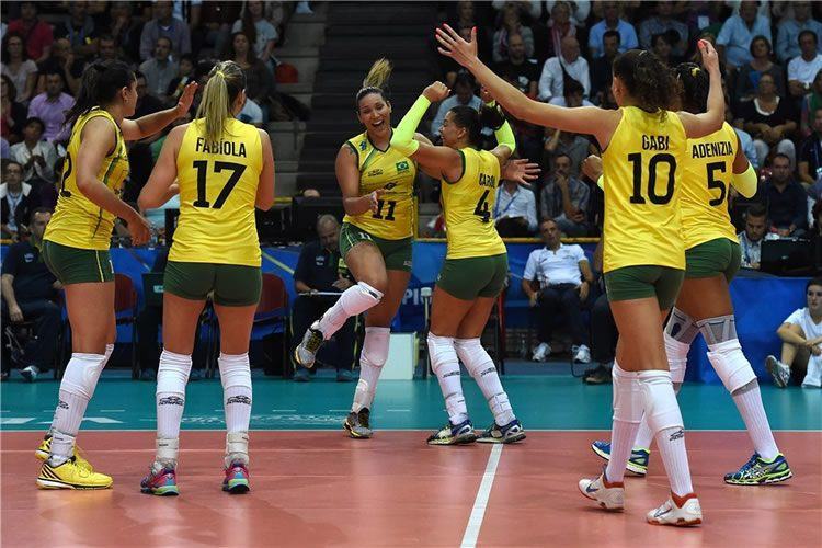 Brasileiras comemoram mais uma vitória na competição. (Divulgação/FIVB)