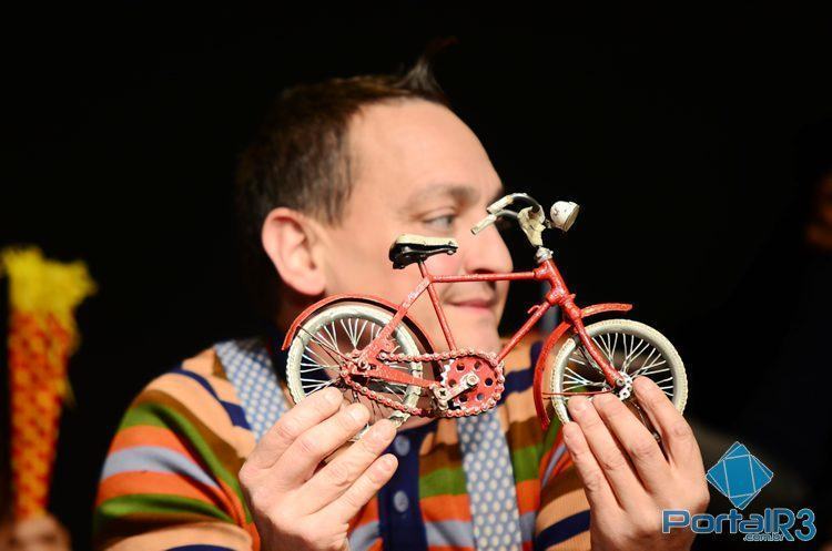 Espetáculo Bicicleta Vermelha, do grupo italiano Princípio Ativo Teatro, abriu o Festil. (Foto: Luis Claudio Antunes/PortalR3)