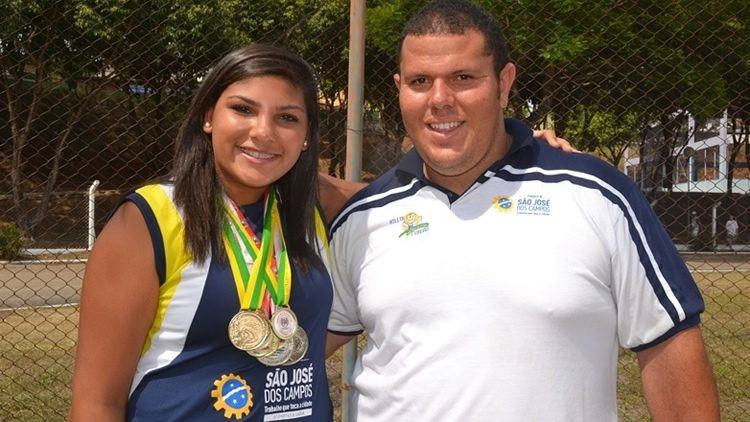 Angelica e o técnico Everton Ribeiro. (Foto: Tião Martins/PMSJC)