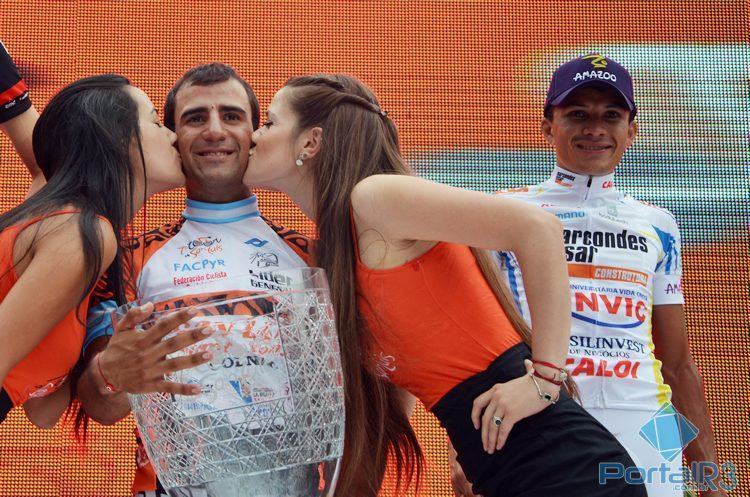 Daniel Díaz recebe o tradicional beijinho das meninas do pódio pelo título do Tour de San Luis de 2013. Ao seu lado, Alex Diniz, que foi o terceiro colocado geral naquele ano. (Foto: Luis Claudio Antunes/Arquivo PortalR3)