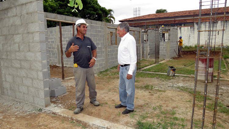 O prefeito de Pindamonhangaba Vito Ardito Lerário, esteve no local, na última semana, acompanhado pelo secretário de Obras, e conferiu o andamento dos serviços. (Foto: divulgação/PMP)