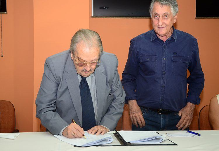 O provedor da Santa Casa, Dr. Monteclaro César e o prefeito de Pindamonhangaba, Vito Ardito Lerario, durante assinatura do contrato. (Foto: Luis Claudio Antunes/PortalR3)