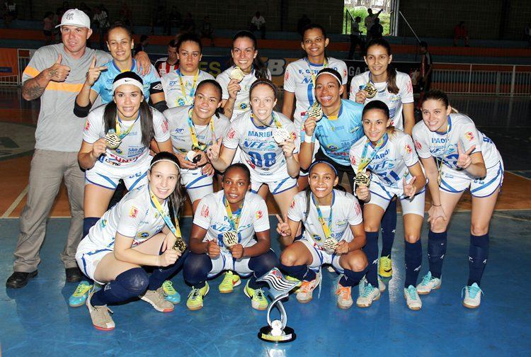 Equipe joseense comemora o bicampeonato nos Jogos Abertos. (Foto: Edvaldo Filho/JAI)