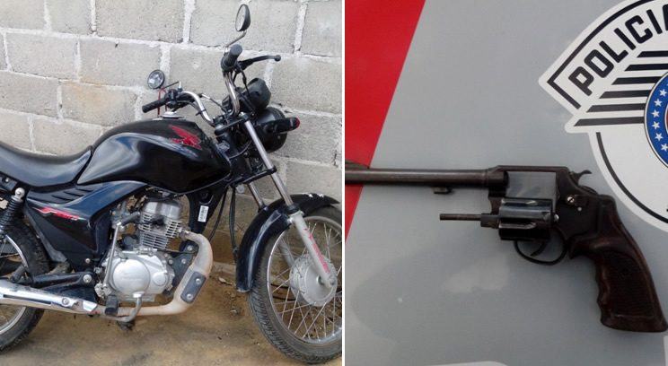 Moto roubado e arma apreendida pela PM. (Foto: Divulgação/PM)