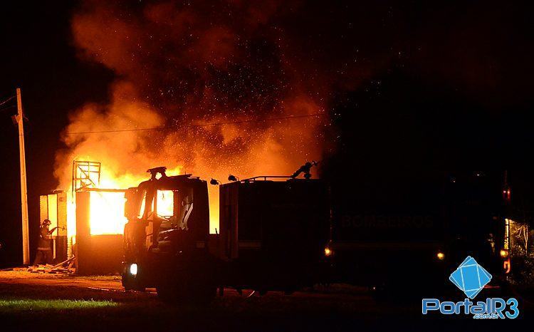 Bombeiros tentam controlar o fogo. (Foto: Luis Claudio Antunes/PortalR3)