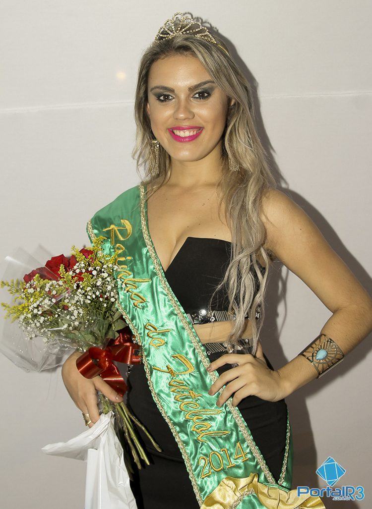 Laura Gonzallez com a faixa de Rainha do Futebol 2014. (Foto: Denis Silva/PortalR3)
