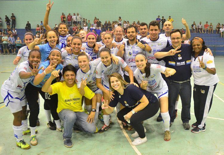 Equipe junto com o secretário de Esportes. (Foto: Tião Martins/PMSJC)