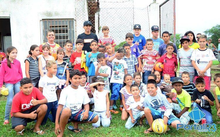 Luiz Gustavo fez a alegria das crianças em Moreira César. (Foto: Luis Claudio Antunes/PortalR3)