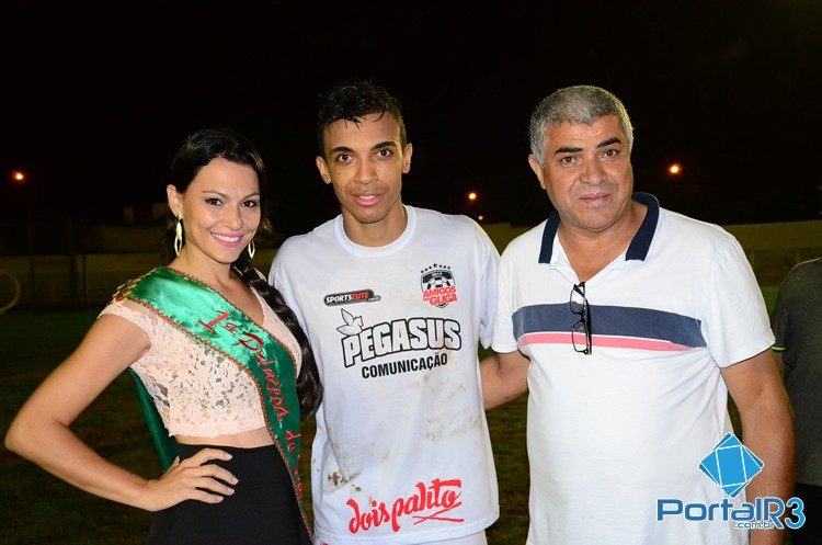 Luiz Gustavo, "Macarrão", presidente da Liga de Futebol, e Andréa Goldoni, 1ª princesa do Futebol 2014. (Foto: Luis Claudio Antunes/PortalR3)