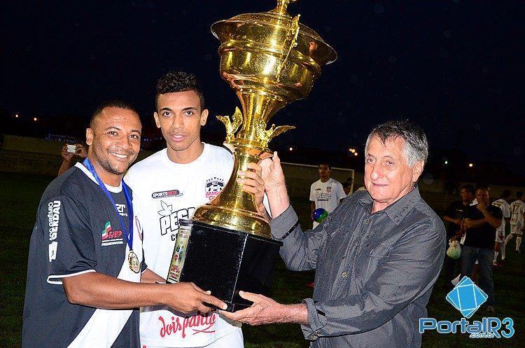 Prefeito Vito Ardito Lerario e Luiz Gustavo fazem a entrega do troféu de campeão ao capitão do Vila São José. (Foto: Luis Claudio Antunes/PortalR3)