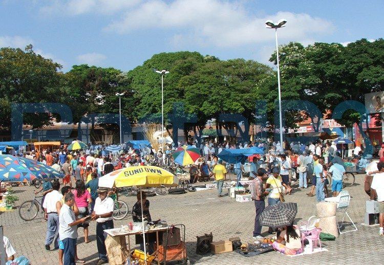 Em 2005 (foto) a feira ainda era realizada na Praça da Liberdade. Atualmente, ela é coberta e abriga feirantes. (Foto: Acervo PortalR3)