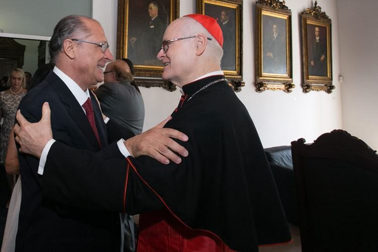 Alckmin é cumprimentado pelo cardeal arcebispo de São Paulo, Dom Odilo Pedro Scherer. (Foto: A2 Fotografia / Diogo Moreira)