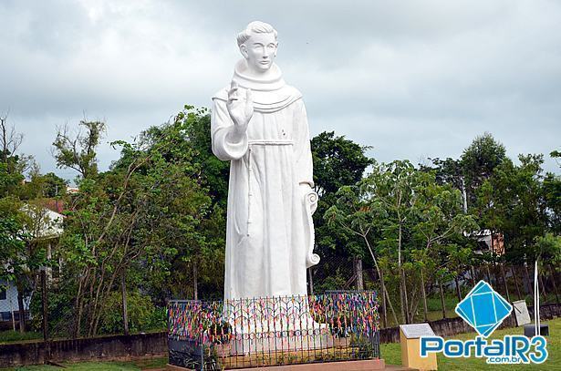 Estátua de Frei Galvão que fica em frente ao Santuário em Guaratinguetá. (Foto: PortalR3)