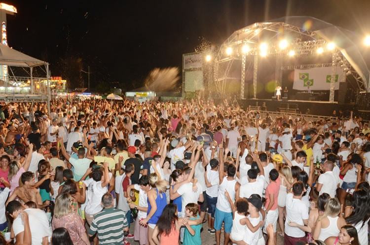 Show pirotécnico na Rua da Praia e MC Lesk agitaram a noite da virada de ano. (Foto: Halsey Madeira | PMSS)