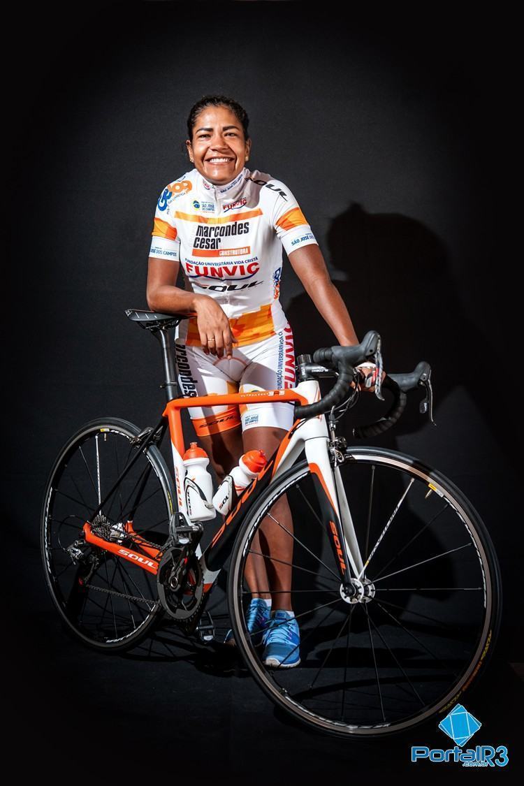 Luciene Ferreira com a bike e o novo uniforme. (Foto: Fernando Noronha/PortalR3)