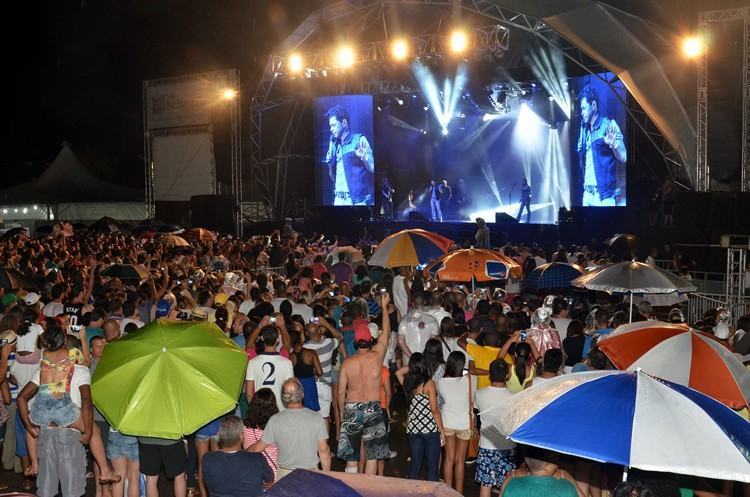 Nem mesmo a forte chuva que caiu antes do show impediu a participação dos fãs. (Foto: Halsey Madeira/PMSS)