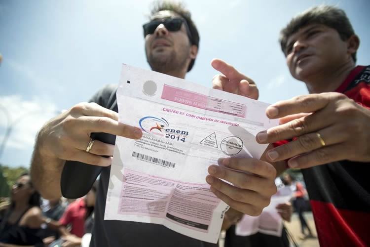 Candidatos chegam a local de provas para o primeiro dia do Enem. (Foto: Marcelo Camargo/Agência Brasil)