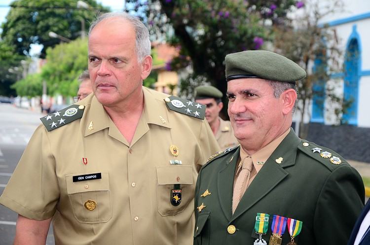 General de Exército, João Camilo Pires de Campos, comandante do CMSE e o Ten Cel Rogério Caum (dir.), novo comandante do 2º BE Cmb. (Foto: Luis Claudio Antunes/PortalR3)