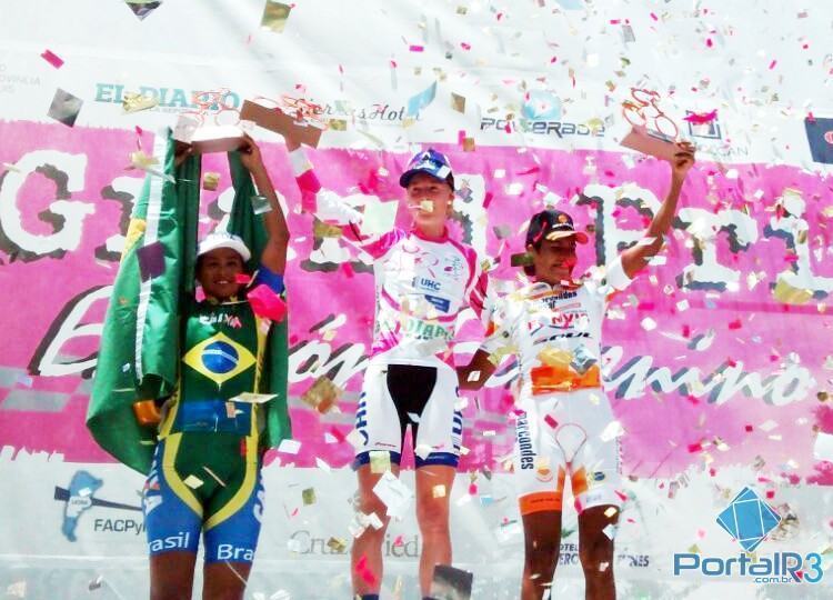 Pódio do 3º Grand Prix Juana Koslay, com as brasileiras Luciene Ferreira em segundo e Clemilda Fernandes em terceiro. (Foto: Ciclismo SJC)