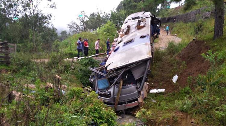 Nove pessoas morreram em um acidente envolvendo um ônibus de turismo na BR-282, em Santa Catarina, deste domingo (11). (Foto: Corpo de Bombeiros de Santa Catarina)