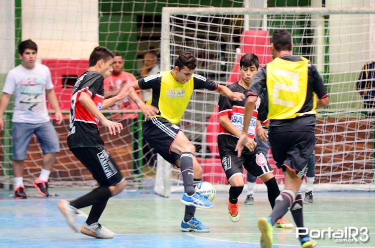 Ipê II, de amarelo, atual campeão da competição, venceu o ddd por 5 a 4 em sua estreia na edição 2015 da Copa Guga de Futsal. (Foto: Luis Claudio Antunes/PortalR3)