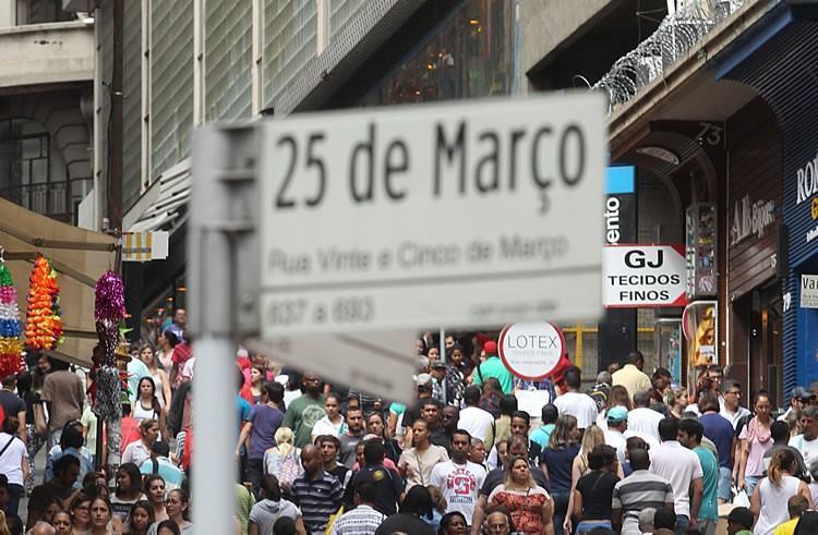 Rua 25 de Março é sempre muito movimentada, devido aos diversos comércios populares na região. (Foto: Paulo Pinto/ Fotos Públicas)
