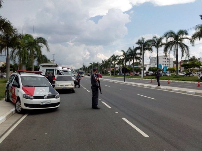 Policiais durante bloqueio na Avenida Nossa Senhora do Bonsucesso, na tarde desta quinta-feira (15). (Foto: divulgação/PM)
