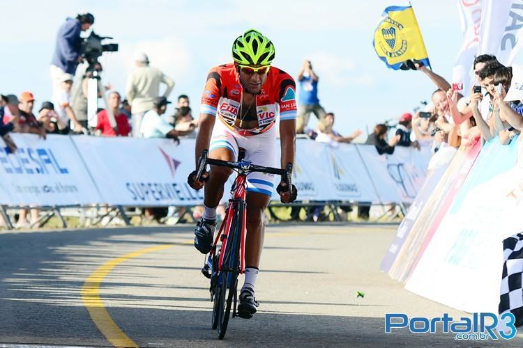 Dani Díaz cruza a linha de chegada e aumenta sua vantagem na liderança do Tour de San Luis. (Foto: Luis Claudio Antunes/PortalR3)