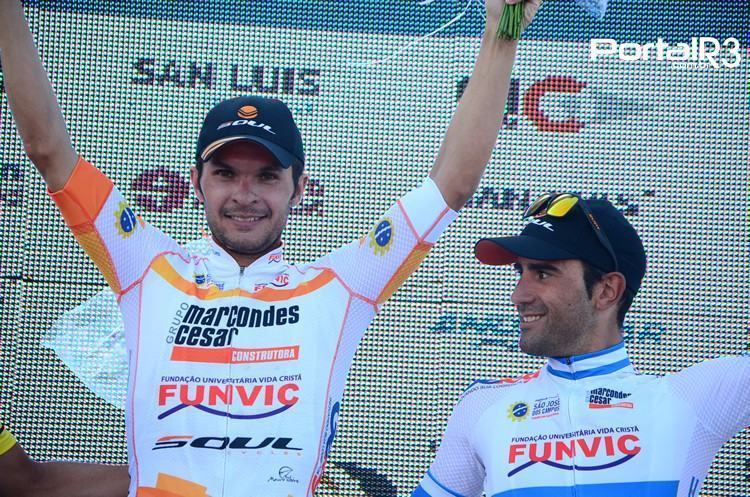 Kleber Ramos comemora vitória na 6ª etapa do Tour de San Luis, ao lado do líder geral e seu companheiro de equipe, Daniel Díaz. (Foto: Luis Claudio Antunes/PortalR3)