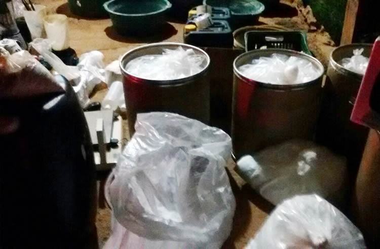 Material apreendido pela polícia em uma casa que servia de refinaria em Roseira. (Foto: Polícia Cívil/Divulgação)