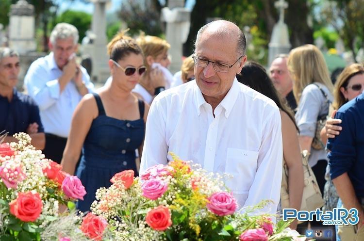 Geraldo Alckmin diante do túmulo de "Nhá". que foi sepultada nesta quinta-feira (29), em Pindamonhangaba-SP. (Foto: Luis Claudio Antunes/PortalR3)