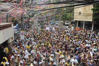 Os blocos de carnaval são tradicionais no Rio. A prefeitura estima que 200 mil pessoas acompanharão 40 blocos de hoje até domingo. (Foto: Tânia Rêgo/Agência Brasil)
