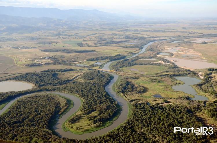 Vista aérea de parte do Rio Paraíba do Sul, no trecho que passa por Pindamonhangaba. (Foto: Luis Claudio Antunes | PortalR3 | 05/07/2014)