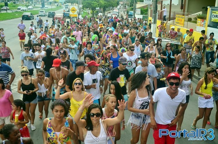 Foliões acompanhando o Bloco do Cupim em bairros do distrito de Moreira César, em Pindamonhangaba. (Foto: Luis Claudio Antunes/PortalR3)