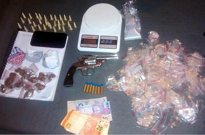 Drogas, munições e outros materiais apreendido pela PM de Taubaté. (Foto: Polícia Militar de Taubaté)