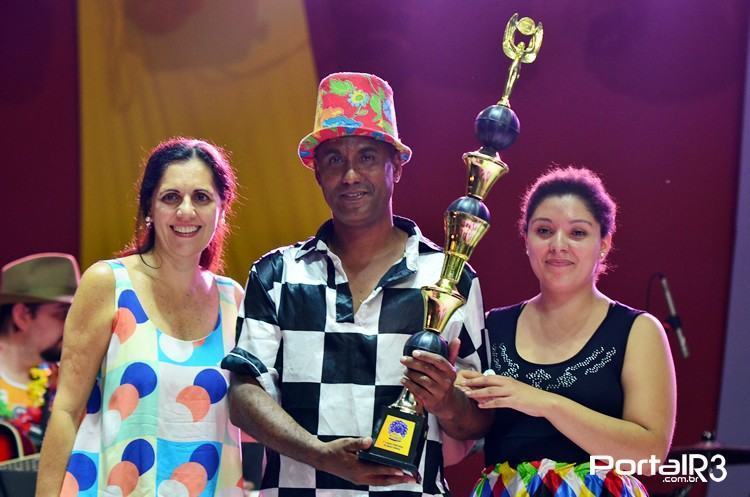 Guilherme e Fernanda recebem o troféu de 1º lugar das mãos da secretária de Turismo e Cultura de Taubaté, Martha Serra. (Foto: Luis Claudio Antunes/PortalR3)