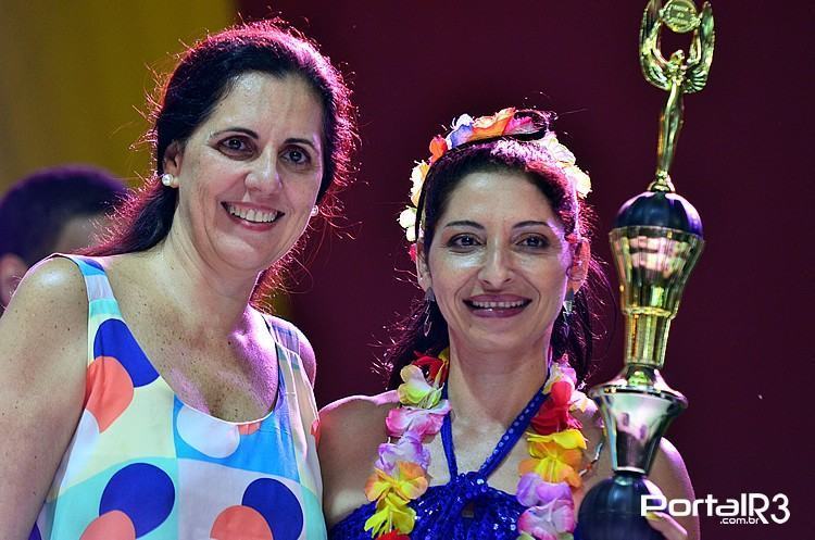Patrícia Oliveira (dir.) com o troféu de melhor intérprete do Festival de 2015. (Foto: Luis Claudio Antunes/PortalR3)