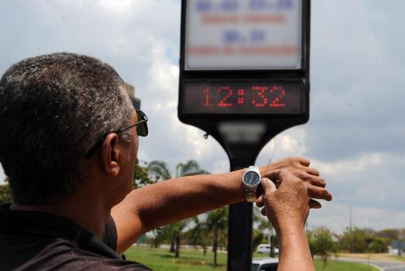 Relógios devem ser atrasados em uma hora nos 11 estados que adotaram a medida. (Foto: Arquivo/Agência Brasil)