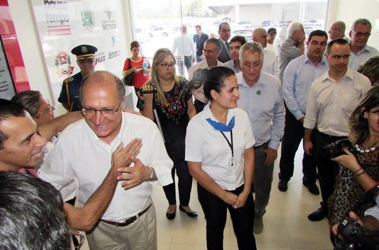 Alckmin encerrou sua passagem por Pindamonhangaba conhecendo as instalações do Poupatempo. (Foto: Fernanda Munhoz/PMP)