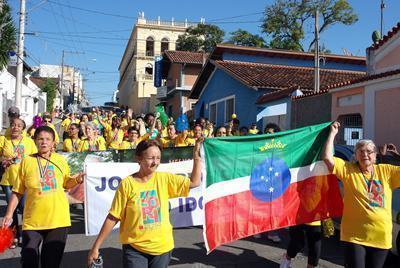 Delegação de 2014 desfila pelas ruas da cidade, após ficar com o vice-campeonato. (Foto: divulgação/PMP)